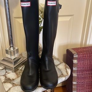 Hunter women’s original Tall rain boots in black pre owned with love